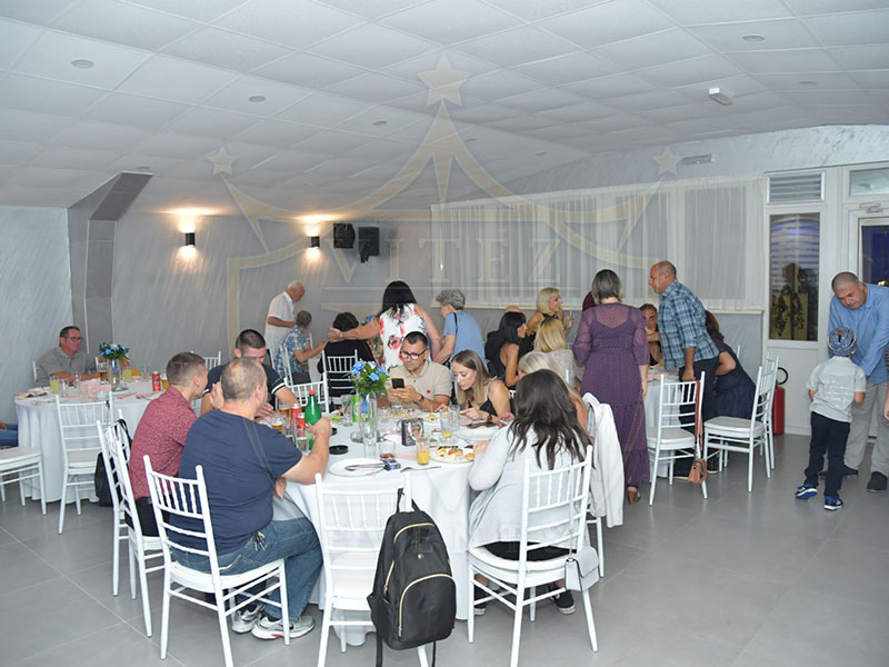 Svečana večera za stolovima